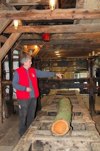 Klaus Helms erläutert den Zuschauern die alte Sägetechnik.